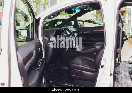 Ufa, Russland, 1. Juli, 2019 Toyota Alphard Auto ist die Anzeige bei Toyota Stockfoto