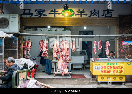 Xian, China - Juli 2019: Lamm und Rind Schweine auf hängenden Haken im muslimischen Viertel der Stadt Xian, Provinz Shaanxi Stockfoto