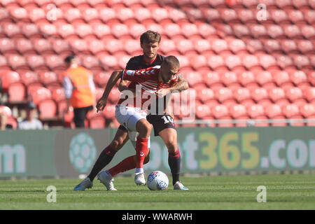 Middlesborough, Großbritannien. 14 Sep, 2019. Middlesbrough ist Lewis Flügel Schlachten für Besitz mit John Swift Lesen während der Sky Bet Championship Match zwischen Middlesbrough und Lesung im Riverside Stadium, Middlesbrough am Samstag, dem 14. September 2019. (Credit: Mark Fletcher | MI Nachrichten) nur die redaktionelle Nutzung, eine Lizenz für die gewerbliche Nutzung erforderlich. Foto darf nur für Zeitung und/oder Zeitschrift redaktionelle Zwecke Credit: MI Nachrichten & Sport/Alamy Live-Nachrichten verwendet werden. Stockfoto