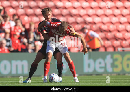 Middlesborough, Großbritannien. 14 Sep, 2019. Middlesbrough ist Lewis Flügel Schlachten für Besitz mit John Swift Lesen während der Sky Bet Championship Match zwischen Middlesbrough und Lesung im Riverside Stadium, Middlesbrough am Samstag, dem 14. September 2019. (Credit: Mark Fletcher | MI Nachrichten) nur die redaktionelle Nutzung, eine Lizenz für die gewerbliche Nutzung erforderlich. Foto darf nur für Zeitung und/oder Zeitschrift redaktionelle Zwecke Credit: MI Nachrichten & Sport/Alamy Live-Nachrichten verwendet werden. Stockfoto