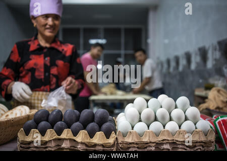 Xian, China - Juli 2019: Lokale ei Anbieter und Bäckerei an der Straße im muslimischen Viertel Stockfoto