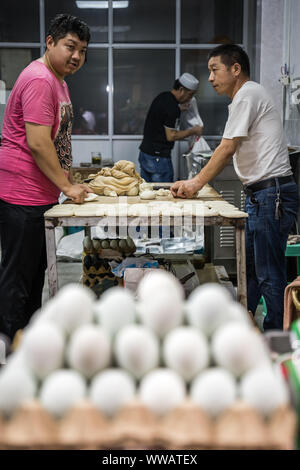 Xian, China - Juli 2019: Bäcker, Brot aus Mehl Teig in einer kleinen Bäckerei auf der Straße im muslimischen Viertel Stockfoto