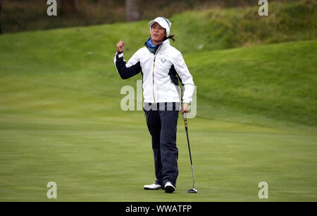 Das Team Europa Celine Boutier feiert ihr Adlerschlag auf der 14 während der FOURBALL am Tag zwei des Solheim Cup 2019 in Gleneagles Golf Club, Auchterarder. Stockfoto