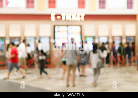 Abstrakte verschwommen Unschärfe-Effekte im Hintergrund der Menschen kaufen Ticket von Film e-ticket Maschine im Film oder Kino Lounge vor dem Theater. Stockfoto