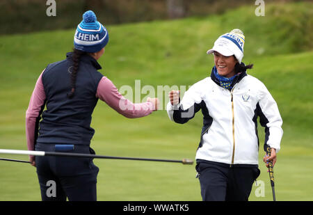 Das Team Europa Celine Boutier (rechts) feiert ihr Adlerschlag auf der 14. mit Georgia Hall während der FOURBALL am Tag zwei des Solheim Cup 2019 in Gleneagles Golf Club, Auchterarder. Stockfoto