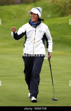 Das Team Europa Celine Boutier feiert ihr Adlerschlag auf der 14 während der FOURBALL am Tag zwei des Solheim Cup 2019 in Gleneagles Golf Club, Auchterarder. Stockfoto