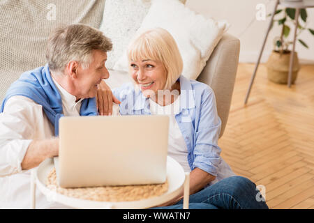 Gerne älteres Paar surfen net am Laptop zu Hause Stockfoto