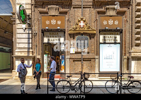 Personen außerhalb einer Apotheke an der Via Maria Vittoria in Turin, Italien Stockfoto