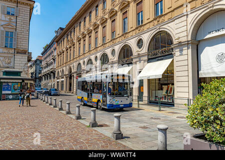 Ein kleiner Bus an der Piazza San Carlo Turin, Italien Stockfoto