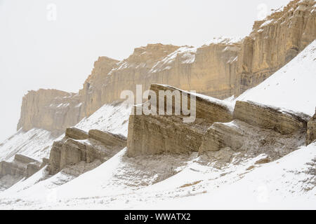 Frischer Schnee auf erodierten Buttes, Caineville, Utah, USA Stockfoto