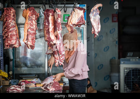 Xian, China - Juli 2019: Meatshop mit Lamm und Rind Schweine auf hängenden Haken im muslimischen Viertel der Stadt Xian, Provinz Shaanxi Stockfoto