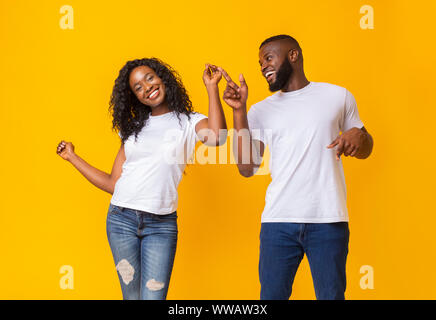 Junge afrikanische Paar tanzen auf gelbem Hintergrund Stockfoto