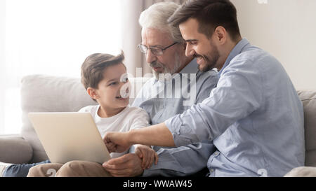 Gerne drei Generation Familie Vater und Großvater mit Laptop Enkel Stockfoto