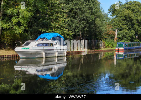 Boote am Ufer des River Wey, wie es der Basingstoke Canal zwischen Weybridge und New Haw, Surrey, Südosten, England, Grossbritannien verbindet Stockfoto