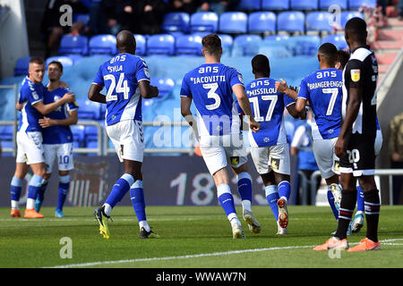 Oldham, Großbritannien. 14 Sep, 2019. OLDHAM, ENGLAND SEPTEMBER 14 th Oldham Christopher Missilou feiert Eröffnung der zählen während der Himmel Wette Liga 2 Übereinstimmung zwischen Oldham Athletic und Grimsby Town an der Grenze Park, Oldham am Samstag, dem 14. September 2019. (Credit: Eddie Garvey | MI Nachrichten) nur die redaktionelle Nutzung, eine Lizenz für die gewerbliche Nutzung erforderlich. Foto darf nur für Zeitung und/oder Zeitschrift redaktionelle Zwecke Credit: MI Nachrichten & Sport/Alamy Live-Nachrichten verwendet werden. Stockfoto