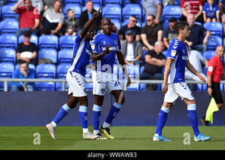 Oldham, Großbritannien. 14 Sep, 2019. OLDHAM, ENGLAND SEPTEMBER 14 th Oldham Christopher Missilou feiert Eröffnung der zählen während der Himmel Wette Liga 2 Übereinstimmung zwischen Oldham Athletic und Grimsby Town an der Grenze Park, Oldham am Samstag, dem 14. September 2019. (Credit: Eddie Garvey | MI Nachrichten) nur die redaktionelle Nutzung, eine Lizenz für die gewerbliche Nutzung erforderlich. Foto darf nur für Zeitung und/oder Zeitschrift redaktionelle Zwecke Credit: MI Nachrichten & Sport/Alamy Live-Nachrichten verwendet werden. Stockfoto