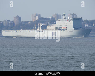 Sheerness, Kent, Großbritannien. 14 Sep, 2019. RFA-Lyme Bay gesehen, die die Themse in Sheerness nach London International Versand Woche in Greenwich unterstützt. RFA-Lyme Bay ist eine Bucht-Klasse auxiliary Landing ship Dock der britischen Royal Fleet Auxiliary dazu in der Lage, eine bedeutende Streitmacht irgendwo in der Welt. Credit: James Bell/Alamy leben Nachrichten Stockfoto