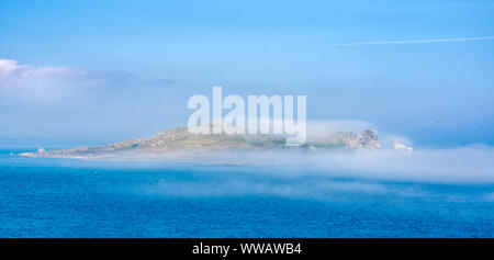 Niedrig liegenden Nebel oder Dunst nähert und die Irelands Auge Insel, ungewöhnliches Phänomen, Panoramablick von Howth, Dublin, Irland Stockfoto