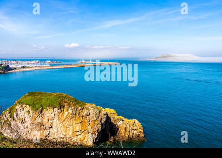 Niedrig liegenden Nebel oder Dunst nähert und die Irelands Auge Insel, ungewöhnliches Phänomen, Panoramablick von Howth View Point am Hafen Dublin Irland Stockfoto