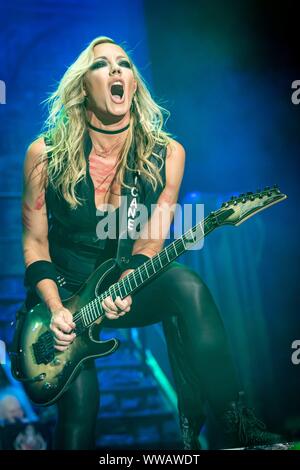 Berlin, Deutschland. 13 Sep, 2019. 13.09.2019, der US-amerikanische Gitarrist Nita Strauss auf dem Konzert der Rocklegende Alice Cooper auf der "Ol' schwarze Augen ist Zurück"-Tour 2019 in der Max-Schmeling-Halle in Berlin. Der blonde Gitarrist hat auf der Bühne gemeinsam mit Alice Cooper seit 2014. | Verwendung der weltweiten Kredit: dpa/Alamy leben Nachrichten Stockfoto