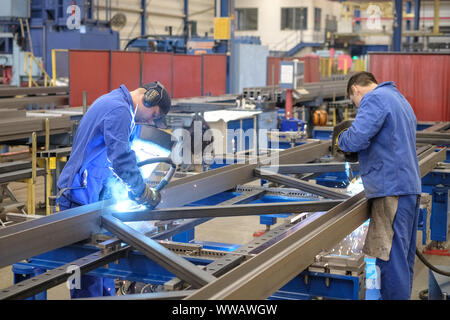 Bielefeld, Deutschland. 29 Aug, 2019. Arbeitnehmer schweißen Stahlträger bei Goldbeck GmbH. Während seiner dreitägigen Reise, Wirtschaftsminister Altmaier (CDU) besucht mittelständische Unternehmen in Niedersachsen und Nordrhein-Westfalen ein Signal an Sie zu senden. Credit: Ole Spata/dpa/Alamy leben Nachrichten Stockfoto