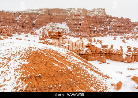 Frischen Schnee auf den Hoodoos im Goblin Valley, Goblin Valley State Park, Utah, USA Stockfoto