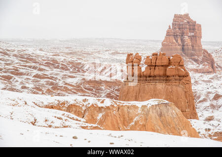 Frischen Schnee auf den Hoodoos im Goblin Valley, Goblin Valley State Park, Utah, USA Stockfoto