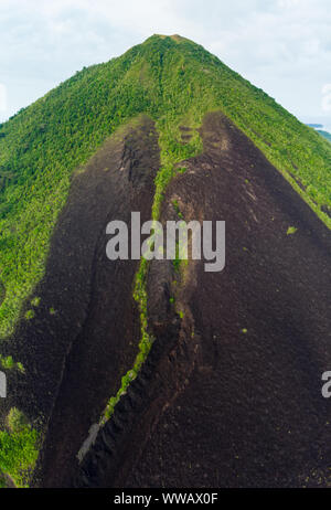 Luftbild des aktiven Vulkans der Banda Inseln Molukken Archipel in Indonesien. Gunung Api, Lavaströme, Reise Reiseziel Indonesien. Stockfoto