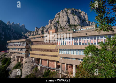 Abtei von Montserrat Restaurants und Cafeteria mit berühmten Bergen im Hintergrund, Marganell, Spanien Stockfoto