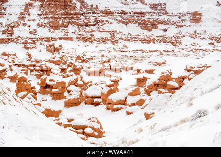 Frischen Schnee auf den Hoodoos im Goblin Valley, Goblin Valley State Park, Utah, USA Stockfoto