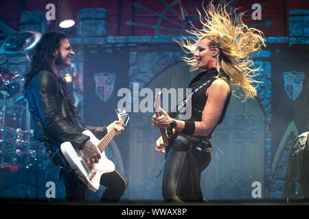 Berlin, Deutschland. 13 Sep, 2019. 13.09.2019, US-amerikanischer Bassist Chuck Garric und US-amerikanische Gitarrist Nita Strauss auf dem Konzert der Rocklegende Alice Cooper auf der "Ol' schwarze Augen ist Zurück"-Tour 2019 in der Max-Schmeling-Halle in Berlin. Der Bassist und der blonde Gitarrist haben gemeinsam seit 2014 mit Alice Cooper auf der Bühne. | Verwendung der weltweiten Kredit: dpa/Alamy leben Nachrichten Stockfoto