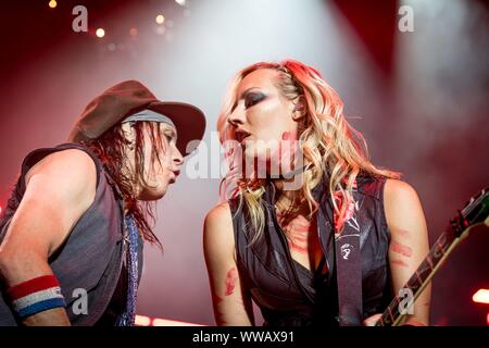 13.09.2019, US-amerikanischer Gitarrist Ryan Roxie und US-amerikanische Gitarrist Nita Strauss auf dem Konzert der Rocklegende Alice Cooper auf der "Ol' schwarze Augen ist Zurück"-Tour 2019 in der Max-Schmeling-Halle in Berlin. Nach einer Pause seit 2012, Ryan Roxie hat auf der Bühne seit 2014 zusammen mit Alice Cooper, der blonde Gitarrist. | Verwendung weltweit Stockfoto