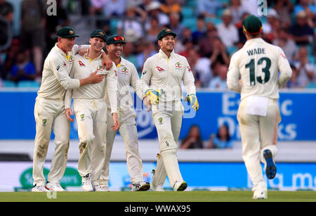 Australiens Steve Smith (Zweite links) feiert die Entlassung der Engländer Chris Woakes nach ihm fangen in der zweiten Slip bei Tag drei der fünften Testspiel am Kia Oval, London. Stockfoto