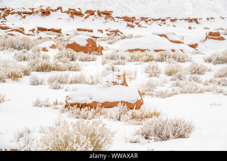 Frischen Schnee auf den Hoodoos im Goblin Valley, Goblin Valley State Park, Utah, USA Stockfoto