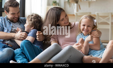 Überglücklich aufgeregt Familie spielen zusammen auf der Couch zu Hause. Stockfoto