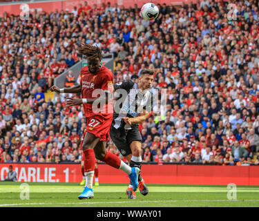 14. September 2019, Liverpool, Liverpool, England; Premier League Fußball, Liverpool vs Newcastle United; Divock Beschäftigungsprojekt (27) von Liverpool und Fabian Schar (5) des Newcastle United dual für die Kugel Credit: Mark Cosgrove/News Bilder Premier League/EFL Fußball Bilder unterliegen DataCo Lizenz Stockfoto