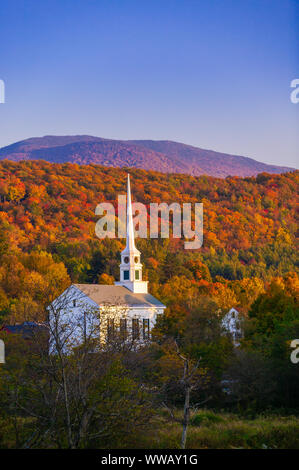 Herbstfarben und die Gemeindekirche Stowe, Stowe, Vermont, USA Stockfoto