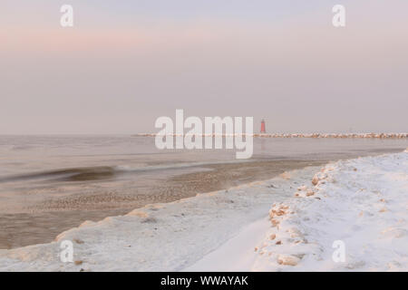 Manistique Leuchtturm entlang des Lake Michigan Shoreline mit Schnee im Winter squall in der Morgendämmerung, Manistique, Michigan, USA Stockfoto