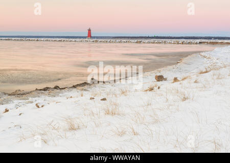 Manistique Leuchtturm entlang des Lake Michigan Shoreline mit Schnee im Winter squall in der Morgendämmerung, Manistique, Michigan, USA Stockfoto