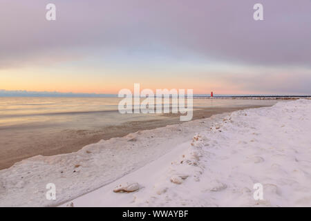 Manistique Leuchtturm entlang des Lake Michigan Shoreline mit Schnee im Winter squall in der Morgendämmerung, Manistique, Michigan, USA Stockfoto