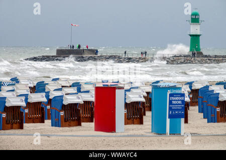 Windiger Tag in Warnemunde Strand Ostsee Deutschland Korbliegen, Surfen Stockfoto