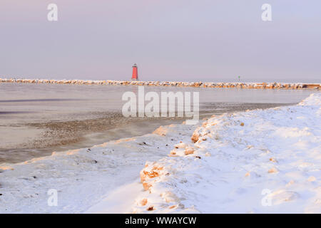 Manistique Leuchtturm entlang des Lake Michigan Shoreline mit Schnee im Winter squall in der Morgendämmerung, Manistique, Michigan, USA Stockfoto