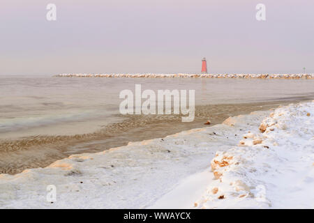 Manistique Leuchtturm entlang des Lake Michigan Shoreline mit Schnee im Winter squall in der Morgendämmerung, Manistique, Michigan, USA Stockfoto