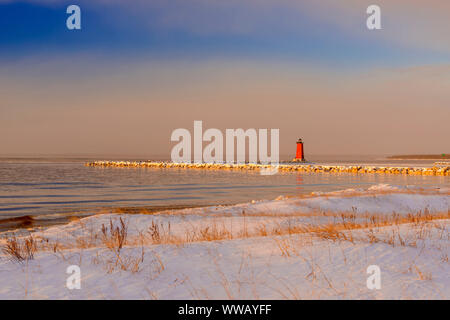 Manistique Leuchtturm entlang des Lake Michigan Shoreline in der Morgendämmerung, Manistique, Michigan, USA Stockfoto