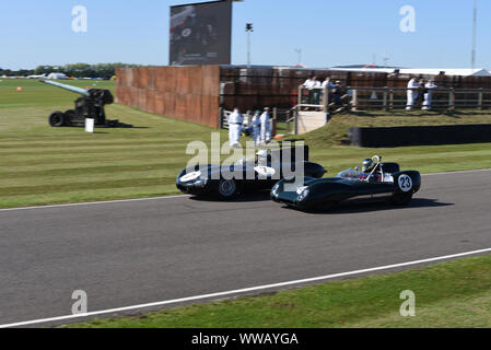 Goodwood Revival 2019 - Sussex Trophy-4788 Jaguar D-Type "lange Nase" angetrieben von Gary Pearson kämpft mit 1959 Lotus-Climax 15 angetrieben durch Mike Malone Stockfoto