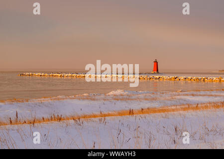 Manistique Leuchtturm entlang des Lake Michigan Shoreline mit Schnee im Winter squall in der Morgendämmerung, Manistique, Michigan, USA Stockfoto