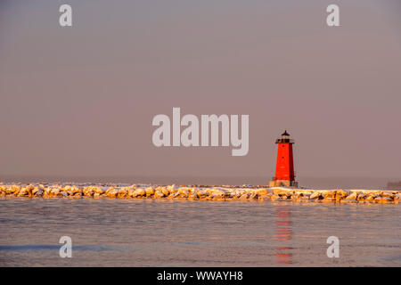 Manistique Leuchtturm entlang des Lake Michigan Shoreline in der Morgendämmerung, Manistique, Michigan, USA Stockfoto