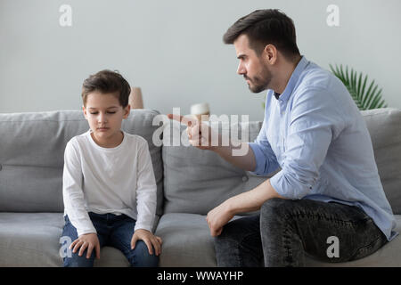 Wütende Vater Schelte trauriges Kind Sohn für schlechtes Verhalten Stockfoto