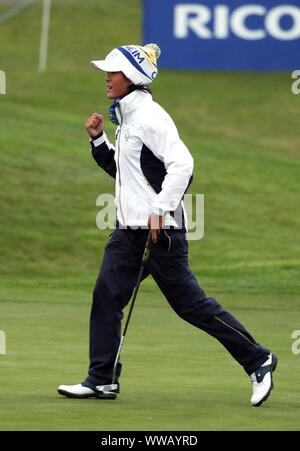 Das Team Europa Celine Boutier feiert ihren Schlag auf der 16 während der FOURBALL am Tag zwei des Solheim Cup 2019 in Gleneagles Golf Club, Auchterarder. Stockfoto