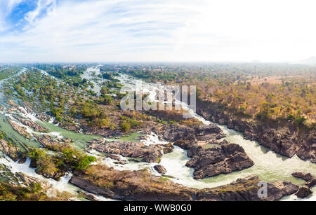 Antenne Panoramablick 4000 Inseln Mekong in Laos, Li Phi Wasserfälle, berühmten Reiseziel Backpacker in Südostasien Stockfoto